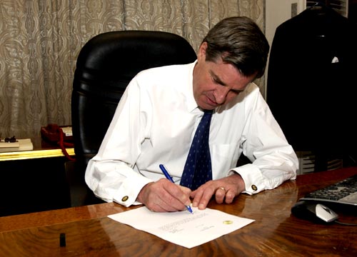 File:Bremer signing.jpg