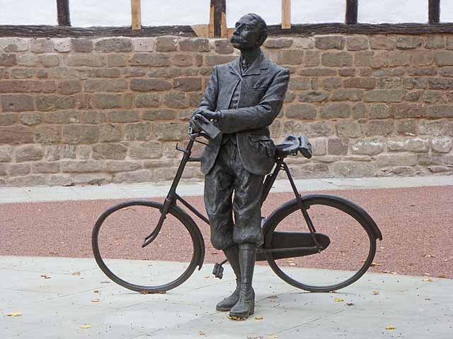 File:Elgar-Bicycle-Statue-by-Oliver-Dixon.jpg