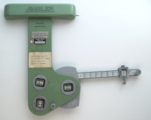 File:Amsler integrometer front.jpg