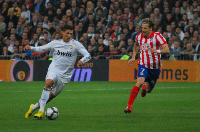File:Cristiano Ronaldo y Diego Forlán.jpg