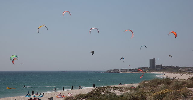 File:Kitesurfers-001.JPG