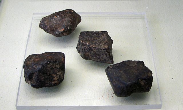 File:Bastnaesite - Kischtimsk, Ural.jpg