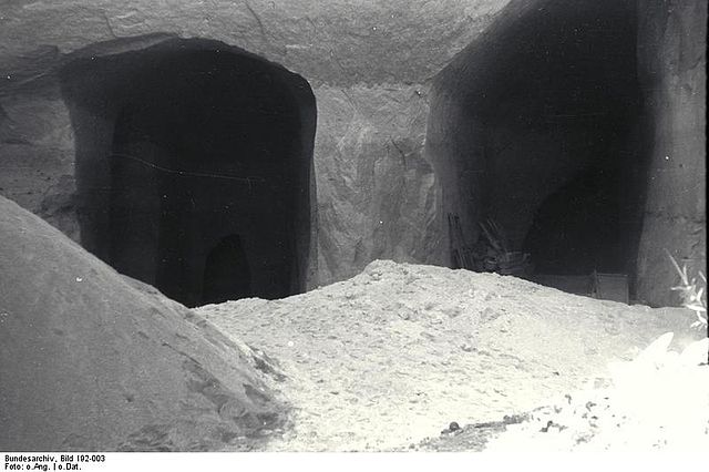 File:Bundesarchiv Bild 192-003, KZ Mauthausen, Stolleneingänge.jpg