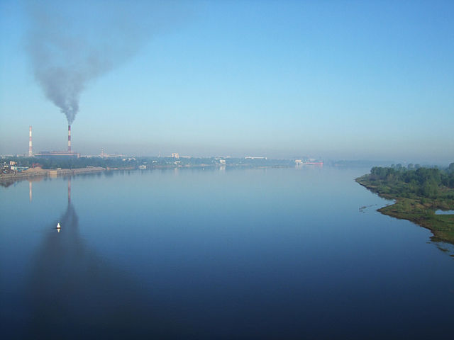 File:Smoke over the river Volga.jpg