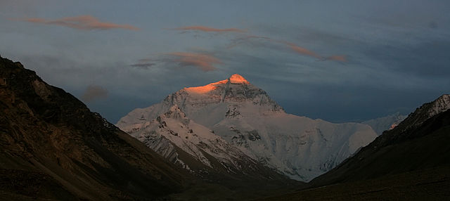 File:Sunset on Everest.JPG