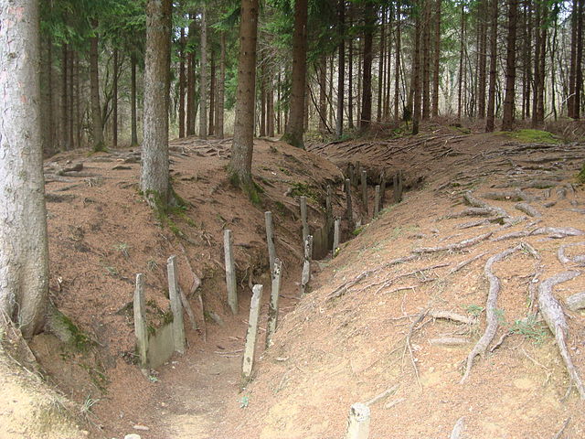 File:Verdun Communication Trench WW1 2009.JPG