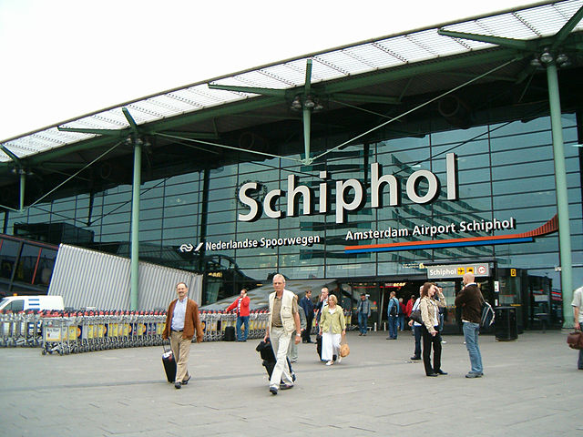 File:Schiphol-plaza-ns.jpg