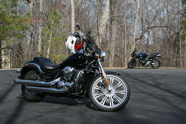 File:2009-02-14 Kawasaki Vulcan 900 Custom and Yamaha FZ6.jpg