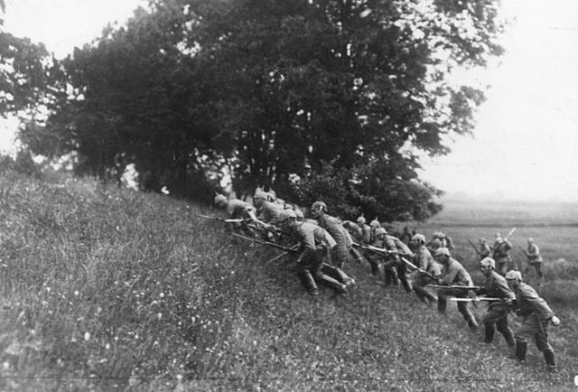 File:Bundesarchiv Bild 183-R33723, Frankreich, Argonnerwald, Vorgehen von Infanterie.jpg