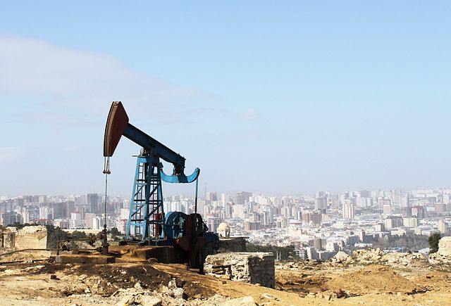 File:Oil pump in Baku.jpg