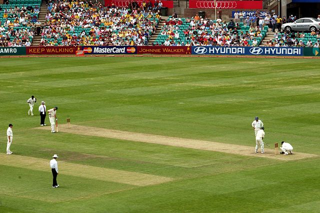 File:Muttiah Muralitharan in SCG 2005.jpg