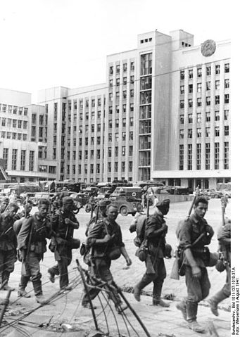 File:Bundesarchiv Bild 101I-137-1010-37A, Minsk, deutsche Truppen vor modernen Gebäuden.jpg