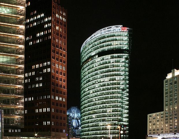 File:Berlin potsdamer platz db haus atnight.jpg