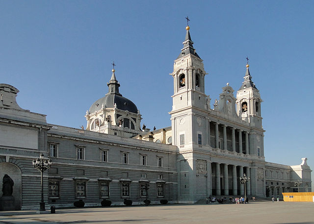 File:Almudena Cathedral 01.jpg