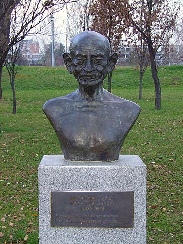 File:Gandi bista Novi Beograd.JPG