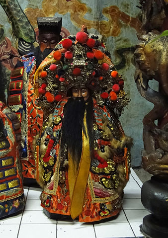 File:Statue of a taoist deity, Taiwan.jpg