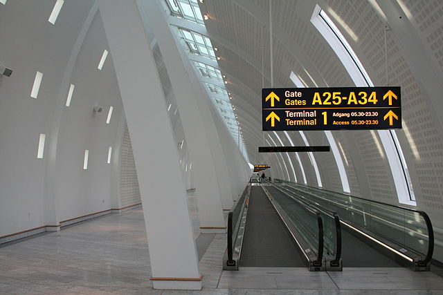 File:Couloir-aéroport-Copenhague-2.jpg