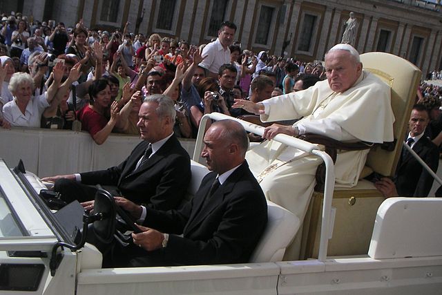 File:PapstJPII20040922.jpg