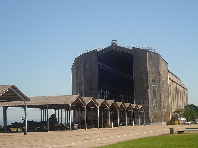 File:Hangar de Zeppelins.jpg