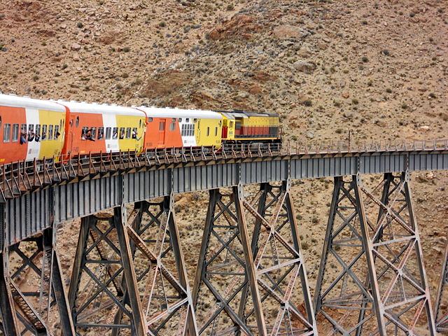File:Tren a las nubes cruzando Viaducto la Polvorilla.jpg