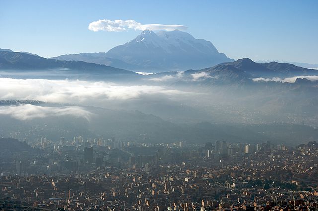 File:Amaneciendo en La Paz con el Illimani de fondo.jpg