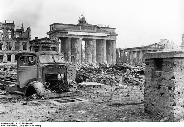 File:Bundesarchiv B 145 Bild-P054320, Berlin, Brandenburger Tor und Pariser Platz.jpg