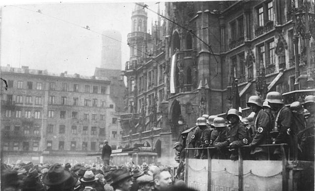 File:Bundesarchiv Bild 119-1486, Hitler-Putsch, München, Marienplatz.jpg