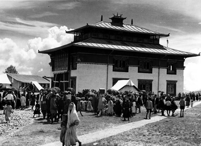 File:Bundesarchiv Bild 135-S-02-22-05, Tibetexpedition, Gangtok, Tempel des Maharajas.jpg