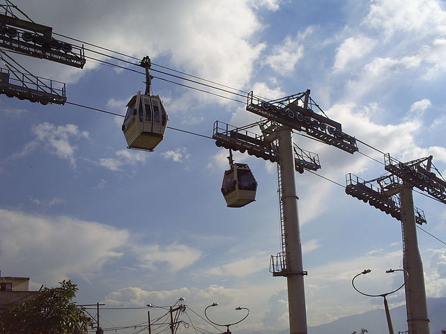 File:Torre Metrocable(3)-Medellin.JPG