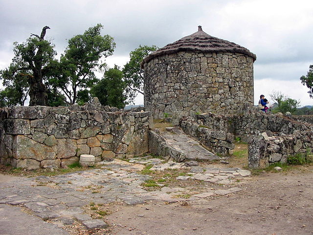 File:Citania de Briteiros - casas reconstruidas - pavimentos.JPG
