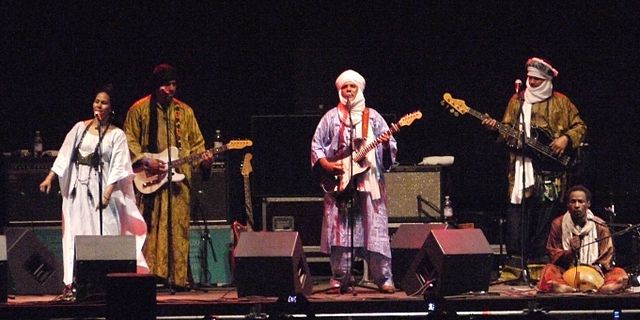 File:Tinariwen-Bardentreffen 2010.jpg