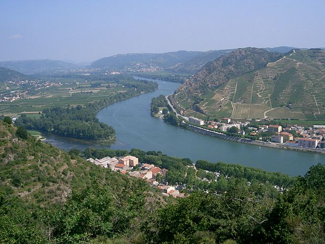 File:Tournon - confluent du Doux avec le Rhône .JPG