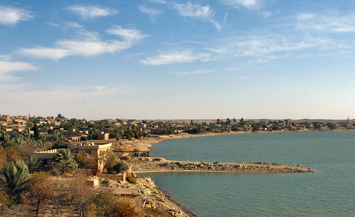 File:Iraqi city-Euphrates river.jpg